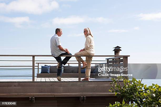 pareja en el mar, balcón - beach house balcony fotografías e imágenes de stock