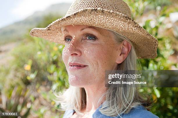 mujer usando un sunhat - sombrero de sol fotografías e imágenes de stock