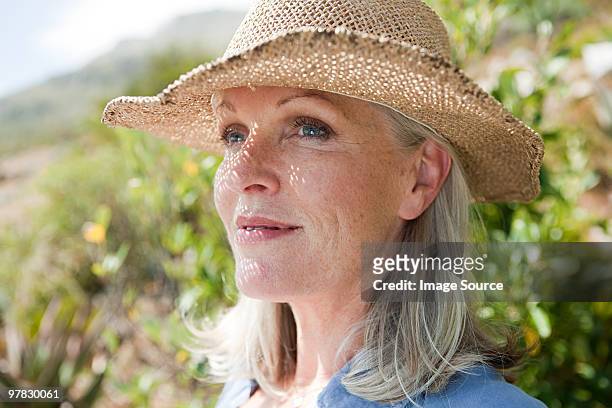femme portant un sunhat - chapeau de soleil photos et images de collection