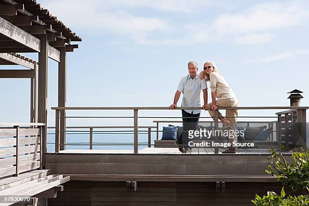 pareja madura en beach house - beach house balcony fotografías e imágenes de stock