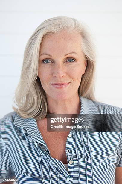 portrait d'une femme d'âge mûr - cheveux blancs photos et images de collection
