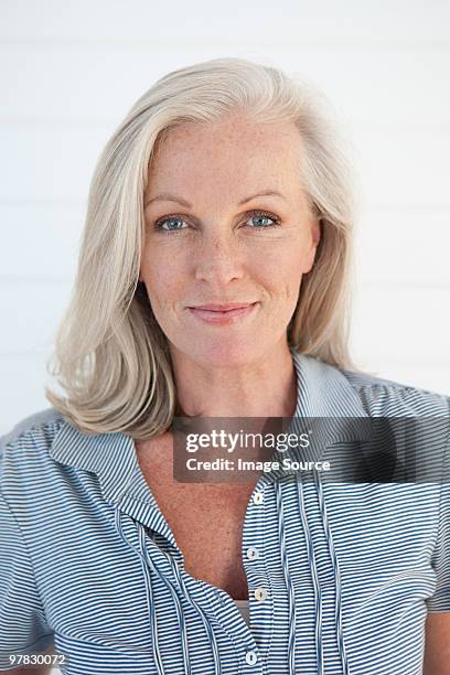 portrait of a mature woman - grijs haar stockfoto's en -beelden