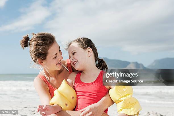 madre e hija en agua alas - brazaletes acuáticos fotografías e imágenes de stock