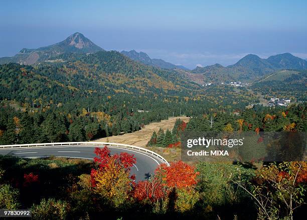 shiga kusatsu road, yamanouchi, nagano, japan - kusatsu stockfoto's en -beelden