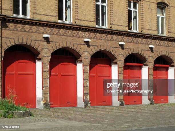 fire station in the oderbergerstrasse, district of prenzlauer berg, berlin, germany - caserne photos et images de collection