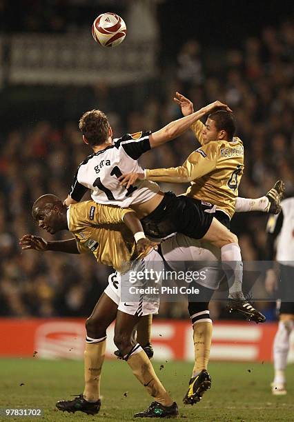 Zoltan Gera of Fulham tangles with Felipe Melo and Mohamed Sissoko of Juventus during the UEFA Europa League Round of 16 second leg match between...