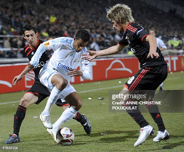 Marseille's midfielder Lucho Gonzalez vies with Benfica's defender Fabio Coentrao during the Europa League football match Marseille vs Lisbon...