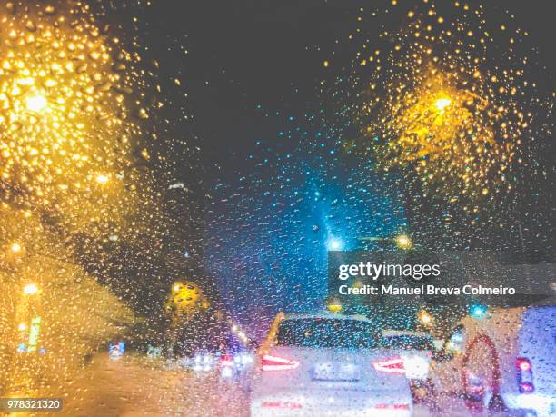 driving in the rain - green car crash imagens e fotografias de stock