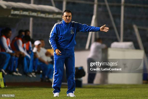 Arabe Unido's head coach Richard Parra gestures during their match against Cruz Azul as part of the 2010 Concachampions Tournament at Azul Stadium on...