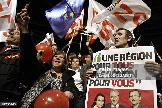 Des militants applaudissent une intervention, le 18 mars 2010 au Zénith de Paris, lors d'un meeting de la liste d'union de la Gauche en Ile-de-France...