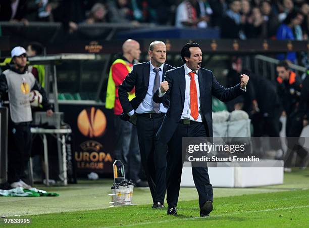 Unai Emery, Head Coach of Valencia celebrates at the end as he is watched by Thomas Schaaf, Head Coach of Bremen during the UEFA Europa League round...