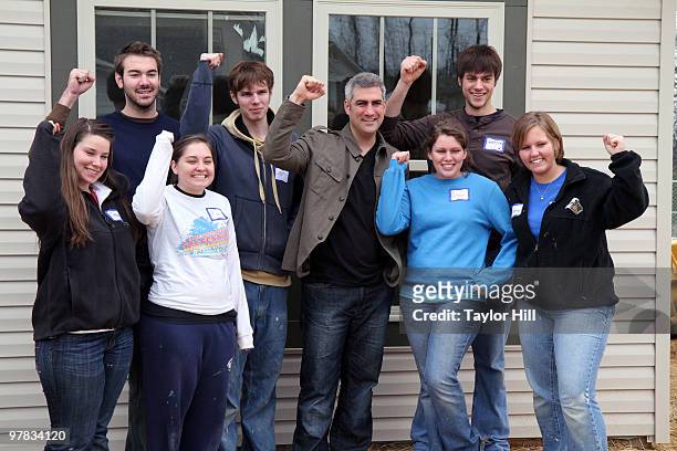 Taylor Hicks poses with Habitat For Humanity volunteers on March 18, 2010 in Birmingham, Alabama.