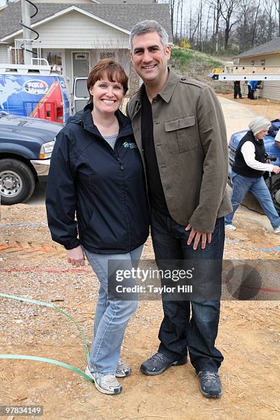 Beth Jerome and Taylor Hicks lends a hand to Habitat For Humanity on March 18, 2010 in Birmingham, Alabama.