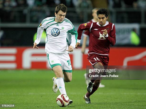 Zvjezdan Misimovic of Wolfsburg and Christian Noboa of Kazan compete for the ball during the UEFA Europa League round of 16 second leg match between...