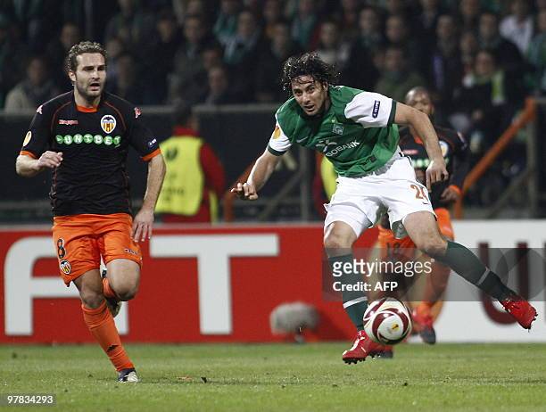 Valencia's midfielder Ruben Baraja vies for the ball with Werder Bremen's Peruvian striker Claudio Pizarro during the Werder Bremen vs Valencia CF...