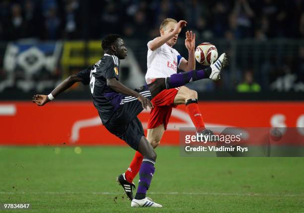 David Jarolim of Hamburg and Cheikhou Kouyate of Anderlecht in action during the UEFA Europa League round of 16 second leg match between RSC...