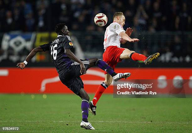 David Jarolim of Hamburg and Cheikhou Kouyate of Anderlecht in action during the UEFA Europa League round of 16 second leg match between RSC...