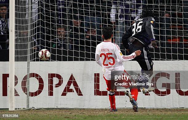 Romelu Lukaku of Anderlecht scores his team's first goal as Tomas Rincon of Hamburg looks on during the UEFA Europa League round of 16 second leg...