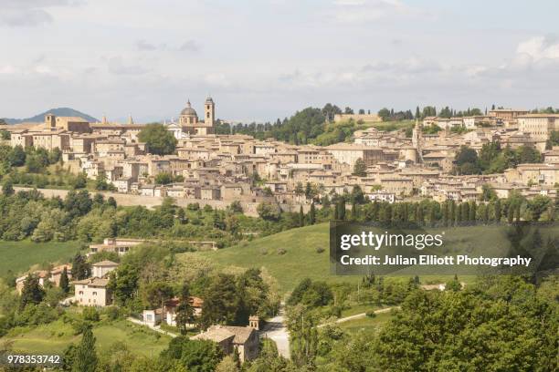 the city of urbino in le marche, italy. - marken stockfoto's en -beelden