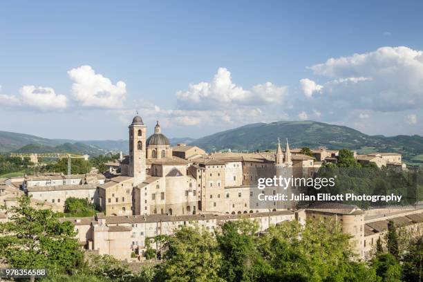 the city of urbino in le marche, italy. - marken stockfoto's en -beelden