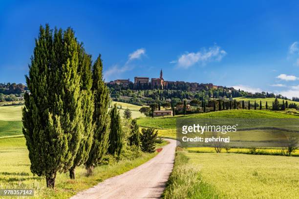 paisaje italiano con la colina de la ciudad de pienza en la toscana - val dorcia fotografías e imágenes de stock
