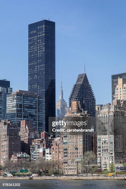 manhattan skyline seen from rossevelt island with fdr drive in the front - fdr drive stock pictures, royalty-free photos & images