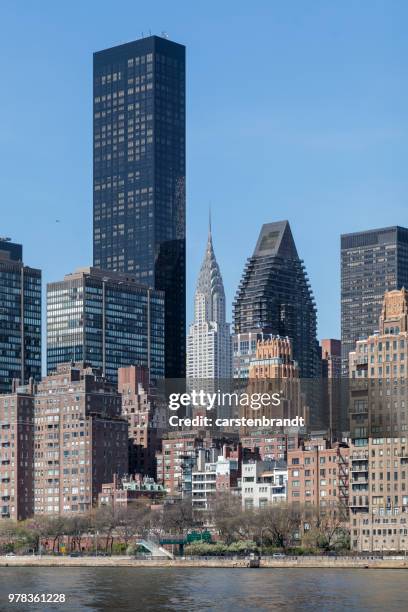 manhattan skyline seen from rossevelt island with fdr drive in the front - fdr drive stock pictures, royalty-free photos & images