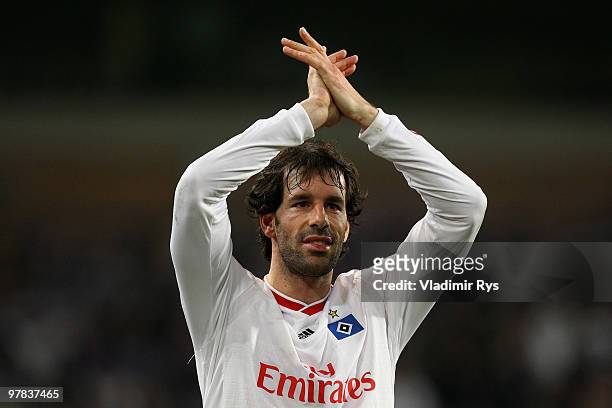 Ruud van Nistelrooy of Hamburg acknowledges the fans after the UEFA Europa League round of 16 second leg match between RSC Anderlecht and Hamburger...