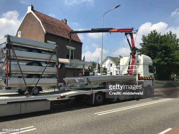 caminhão com guindaste móvel em ação - mobile crane - fotografias e filmes do acervo