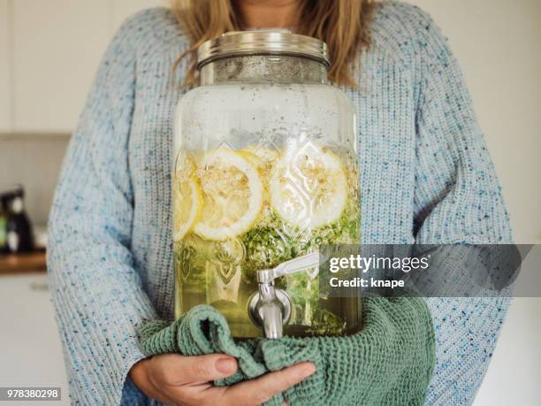 holunderblüten in einem glas limonade saft - elderberry stock-fotos und bilder