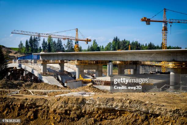 construção do viaduto na auto-estrada s7, skomielna biala, poland - bridge - fotografias e filmes do acervo