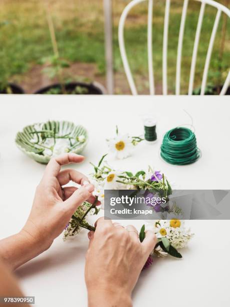 herstellung binden mittsommer midsommar kranz - garland stock-fotos und bilder