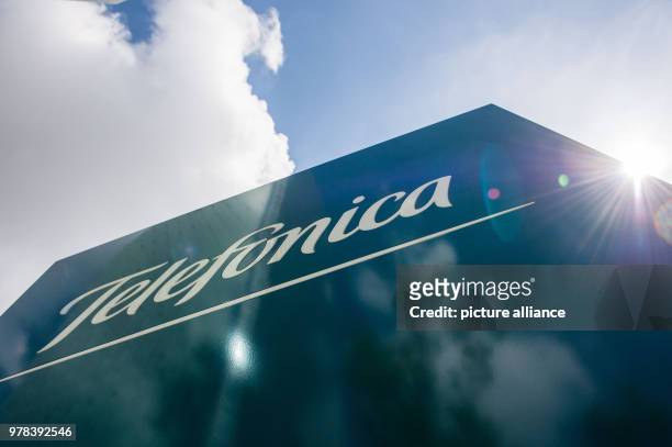 April 2018, Germany, Munich: The logo of Telefonica telecommunications provider is presented on a sign near its headquarters. Photo: Lino Mirgeler/dpa
