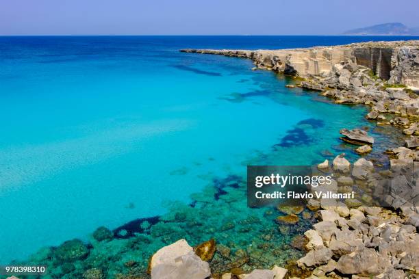 cala rossa, une des plus belles plages à favignana, la principale île de l’archipel des egadi (sicile, italie) - favignana photos et images de collection