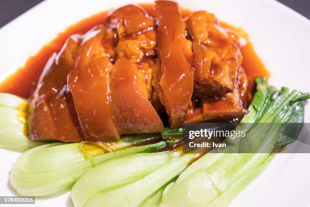 traditional chinese, taiwanese food, cuisine, braised pig's trotters with brown sauce - brown sauce foto e immagini stock