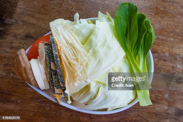 japanese cuisine, mizutaki, vegetable plate - shimeji pilz stock-fotos und bilder