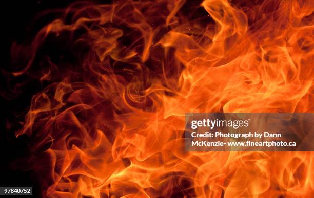 orange dancing flame - feu photos et images de collection