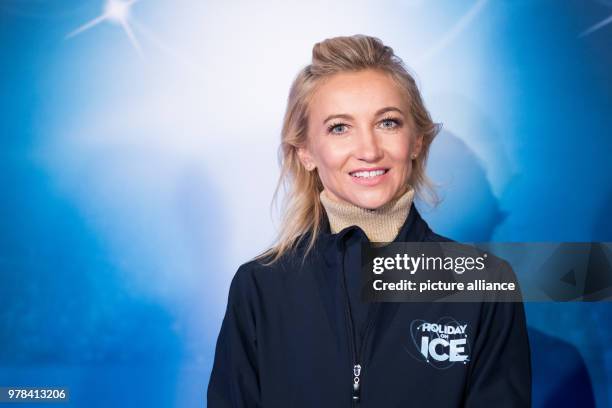 April 2018, Germany, Hamburg: Aljona Savchenko Olympic and world champion in figure skating with her partner Bruno Massot, standing on the ice at the...