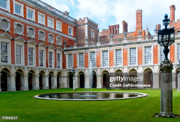 hampton court palace - richmond upon thames stockfoto's en -beelden