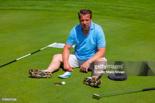 disappointed golfer sitting on a golf green - golf humor stock pictures, royalty-free photos & images