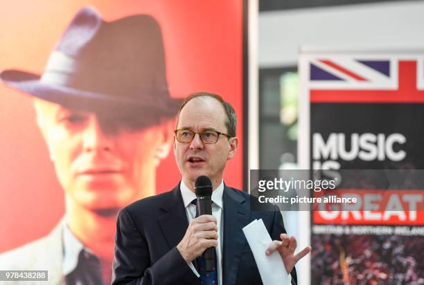 April 2018, Germany, Berlin: British ambassador Sir Sebastian Wood opening the pop-up exhibition 'David & I' from artist Denis O'Regan. It has 50...