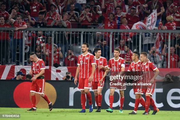 Dpatop - Bayern Munich's Joshua Kimmich celebrates scoring his side's 1st goal with teammates during the UEFA Champions League semifinals soccer...