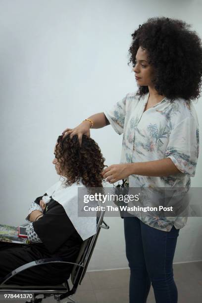 Viviane Gomes hair stylist specialized in beauty that works at Clinica dos Cachos, localized at Vila Mariana, by south of Sao Paulo. Viviane went...