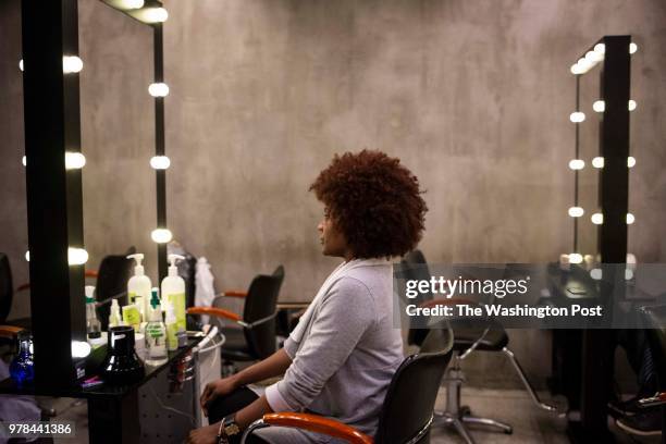 Ariane Carlos receptionist at Retro Hair, hair salon localized at Rua Augusta, downtown of Sao Paulo. Ariane went through the capillary transition....