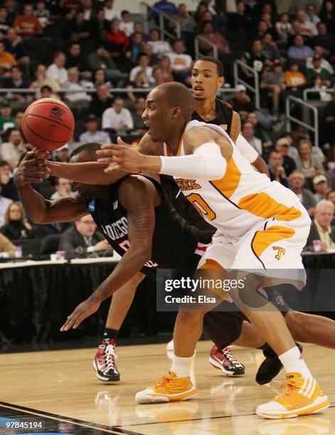 Prince of the Tennessee Volunteers and Kelvin Davis of the San Diego State Aztecs chase after a loose ball during the first round of the 2010 NCAA...