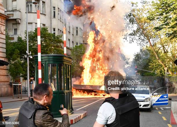 April 2018, Hungary, Budapest: Actors Erdogan Atalay as Semir Gerkhan and Daniel Roesner as Paul Renner pictured during a staged explosion during...