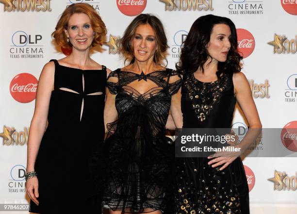 Actresses Cynthia Nixon, Sarah Jessica Parker and Kristin Davis, recipients of the Ensemble Award, arrive at the ShoWest awards ceremony at the Paris...