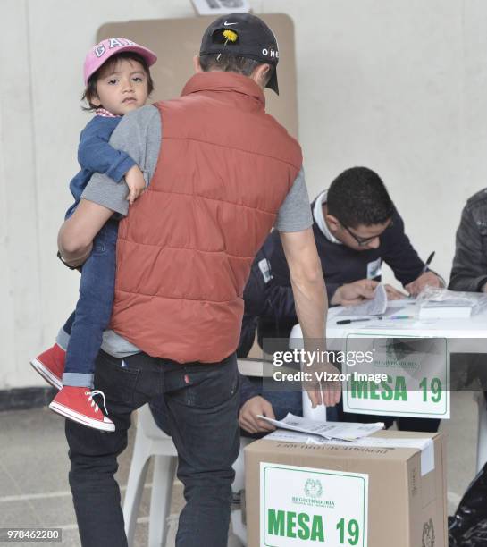 Colombians exercise their right to vote during the presidential ballotage between Conservative Ivan Duque and leftist Gustavo Petro on June 17, 2018...