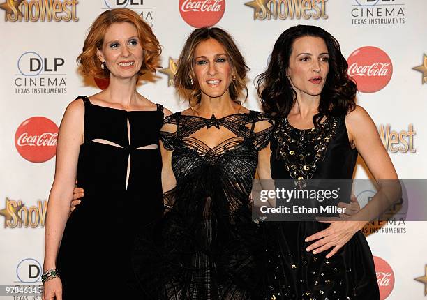 Actresses Cynthia Nixon, Sarah Jessica Parker and Kristin Davis, recipients of the Ensemble Award, arrive at the ShoWest awards ceremony at the Paris...