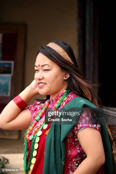 nepalese jonge vrouw met een mand, ghandrukm nepal - annapurna circuit stockfoto's en -beelden